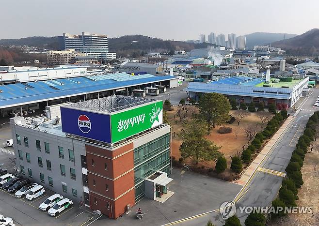 폐쇄되는 롯데칠성 광주공장 (광주=연합뉴스) 조남수 기자 = 1984년 10월 가동을 시작한 롯데칠성 광주공장이 올해 폐쇄된다. 사진은 7일 광주 북구 양산동 본촌산단 롯데칠성 광주공장 모습. 2026.1.7 iso64@yna.co.kr