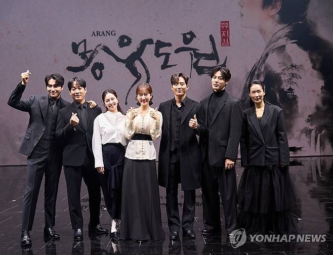 뮤지컬 '몽유도원' 제작발표회 (서울=연합뉴스) 7일 화성예술의전당 동탄아트홀에서 열린 뮤지컬 '몽유도원' 제작발표회에서 배우들이 기념 촬영하고 있다.
    왼쪽부터 민우혁, 김주택, 하윤주, 유리아, 이충주, 김성식, 정은혜. 2026.1.7 [에이콤 제공. 재판매 및 DB 금지] photo@yna.co.kr