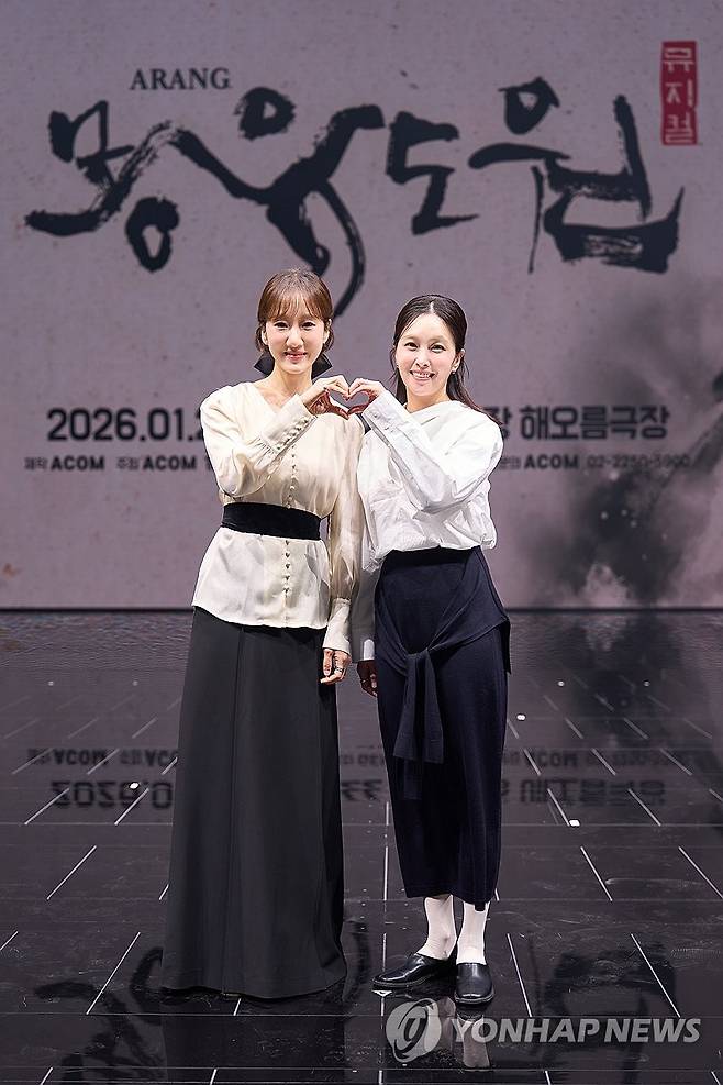 뮤지컬 '몽유도원' 제작발표회 (서울=연합뉴스) 7일 화성예술의전당 동탄아트홀에서 열린 뮤지컬 '몽유도원' 제작발표회에서 유리아(왼쪽)와 하윤주가 포즈를 취하고 있다. 2026.1.7 [에이콤 제공. 재판매 및 DB 금지] photo@yna.co.kr