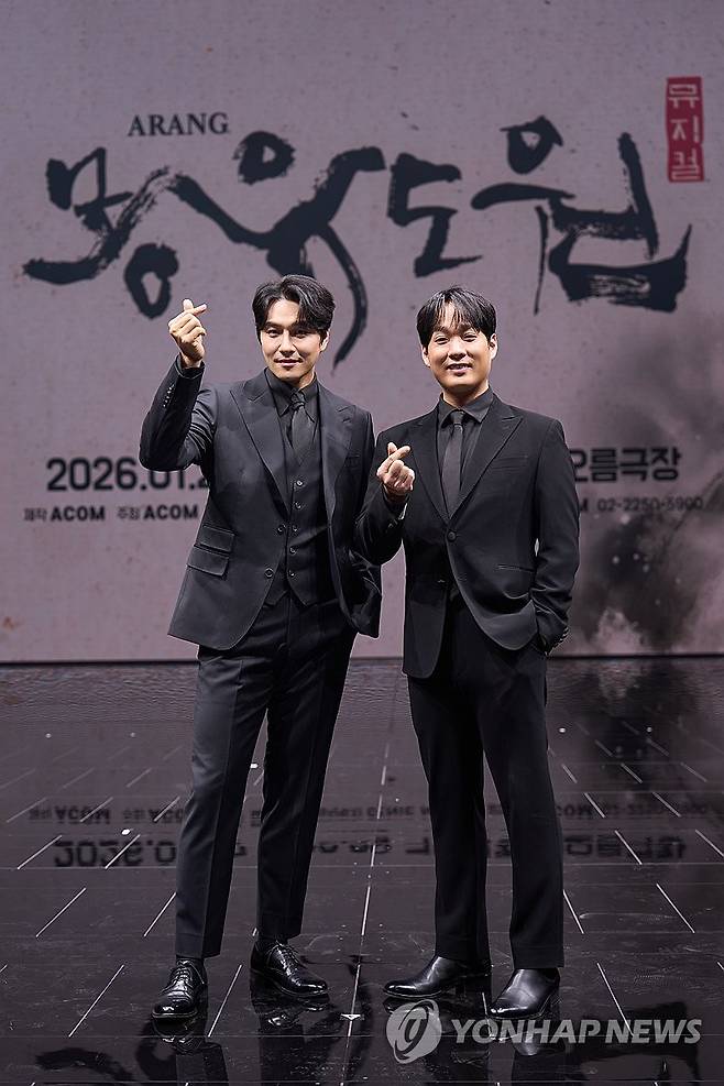 뮤지컬 '몽유도원' 제작발표회 (서울=연합뉴스) 7일 화성예술의전당 동탄아트홀에서 열린 뮤지컬 '몽유도원' 제작발표회에서 민우혁(왼쪽)과 김주택이 포즈를 취하고 있다. 2026.1.7 [에이콤 제공. 재판매 및 DB 금지] photo@yna.co.kr