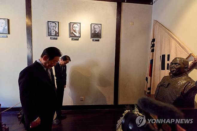 김구 선생 흉상에 묵념하는 이재명 대통령 (상하이=연합뉴스) 한상균 기자 = 이재명 대통령과 권오을 국가보훈부 장관이 7일 중국 상하이 대한민국 임시정부 유적지를 방문해 김구 선생 흉상에 헌화 뒤 묵념하고 있다. 2026.1.7 [공동취재 제공. 재판매 및 DB 금지] xyz@yna.co.kr