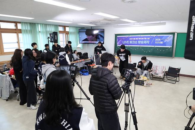 지난 11월 17일 병점고등학교 3학년 학생을 대상으로 한 '라이브 토크쇼 방송제작'과정에 학생들이 촬영하고있다. 사진=화성오산교육지원청병점고등학교