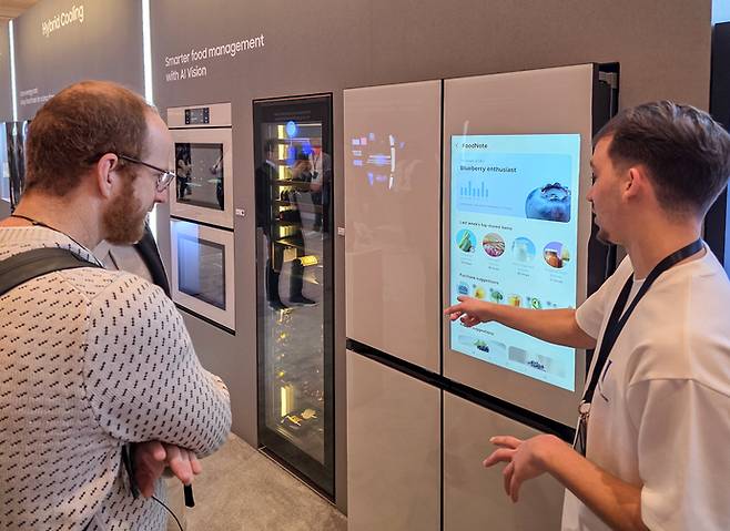관람객이 미국 라스베이거스에서 열리는 세계 최대 전자 전시회 'CES 2026'에 마련된 윈호텔 삼성전자 단독 전시관에서 '비스포크 AI 패밀리허브' 냉장고를 체험하고 있다. 사진=삼성전자