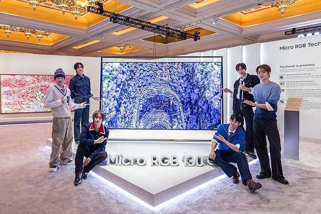 K팝 아티스트 라이즈(RIIZE)가 삼성전자 '더 퍼스트룩' 단독 전시관에서 세계 최초 '130형 마이크로 RGB TV'를 소개하고 있다. 사진=삼성전자