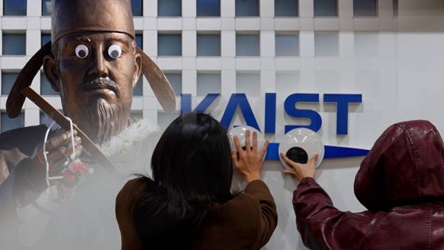 대전 유성구에 위치한 KAIST 내 장영실 동상에 눈알 모양의 스티커가 붙어 있다.(좌측 상단). 김눈알(가명)과 눈알 헌터(KAIST 이승준)가 KAIST 로고에 눈알 스티커를 붙이고 있다.(우측 하단).&nbsp;사진= 최광현 기자.