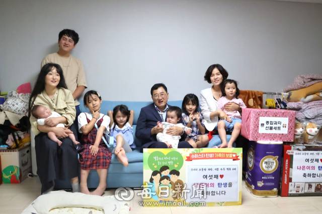 주낙영 경주시장과 관계 공무원이 2025년 9월 23일 총효동 여섯째 출산 가정을 방문해 축하하고 육아용품 등 선물을 전달하며 가족들과 함께 기념사진을 촬용하고 있다. 경주시 제공