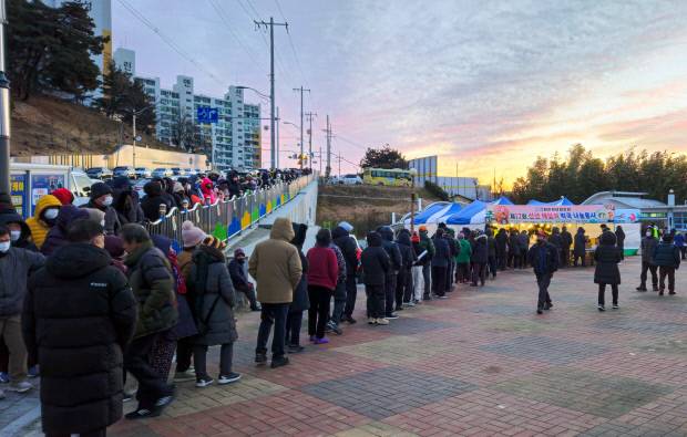 새해 해맞이를 마친 주민들이 떡국을 먹기 위해 줄을 서고 있다. 사진=칠곡군 제공