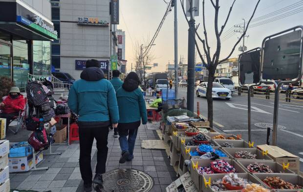 영천시 건설과 직원들과 해병전우회가 노점상 단속을 하고 있다.사진=영천시 제공