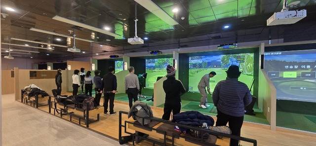 시민들이 용산역 내 스크린 파크골프장에서 스크린 파크골프를 즐기고 있다. 대구교통공사 제공