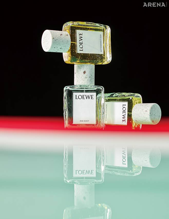 (위부터 시계 방향으로) 자연스럽게 형성된 기포를 그대로 살린 조형적인 유리 플라스크 디자인이 돋보이는 비터스위트 오우드 오 드 퍼퓸·온화한 바닐라와 그윽한 코냑 향이 스파이시한 핑크 페퍼와 섬세한 균형을 이루는 로스티드&nbsp;바닐라 오 드 퍼퓸·아이리스 뿌리가 지닌 파우더리함을 비롯해 플로럴, 허브,&nbsp;시트러스가 어우러져 생동감을 선사하는 아이리스 루트 오 드 퍼퓸 각각&nbsp;100mL 64만8000원.