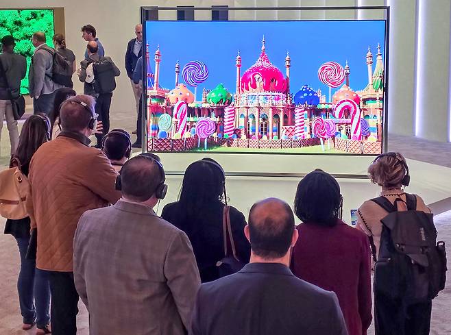 미국 라스베이거스 윈호텔에서 진행된 삼성전자 '더 퍼스트 룩' 행사에서 관람객들이 삼성전자 Micro RGB TV를 살펴보고 있다. /사진=삼성전자 제공