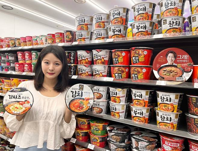 GS25의 대표 PB라면인 오모리김치찌개라면과 오모리김치즈볶음면. 팔도가 제조하는 제품이다./사진=GS리테일