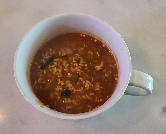 조리한 팔도 상남자라면. 국물 전체에 퍼지는 마늘향과 알싸하게 씹히는 마늘 후레이크가 특징이다./사진=김아름 기자 armijjang@