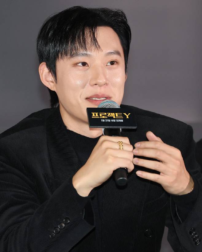 배우 김성철이 8일 서울 송파구 롯데시네마 월드타워점에서 열린 영화 '프로젝트 Y'(감독 이환) 언론시사회에 참석해 오마이걸 유아와의 부부 호흡에 대해 이야기 하고 있다. (사진=뉴스1)