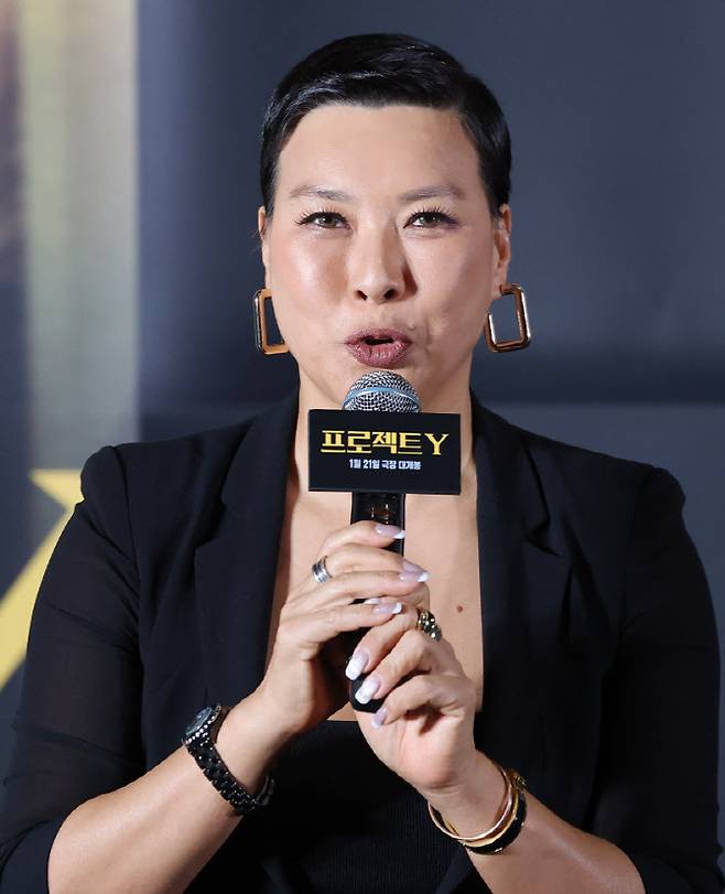 배우 정영주가 8일 서울 송파구 롯데시네마 월드타워점에서 열린 영화 '프로젝트 Y'(감독 이환) 언론시사회에 참석해 인사말을 하고 있다. '프로젝트 Y'는 화려한 도시 그 한가운데에서 다른 내일을 꿈꾸며 살아가던 미선(한소희 분)과 도경(전종서 분)이 인생의 벼랑 끝에서 검은 돈과 금괴를 훔치면서 벌어지는 이야기를 그린 작품이다.