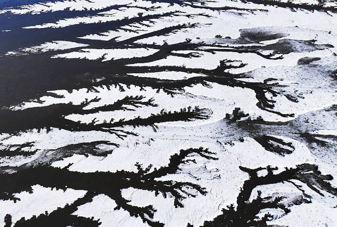 매서운 추위가 다시 찾아온 8일 경기도 화성시 우정읍 갯벌이 얼어있다. (사진=연합뉴스)