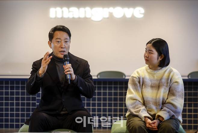 오세훈 서울시장이 8일 오전 서울 마포구 기업형 민간임대주택 ‘맹그로브 신촌’ 입주민과 간담회를 하고 있다. (사진=김태형 기자)