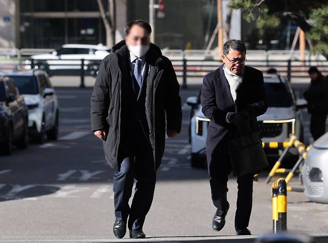 더불어민주당 김병기 의원에게 ‘공천헌금’을 건넸다는 내용의 탄원서를 작성한 전직 동작구의원 A 씨가 8일 경찰 조사를 받기 위해 마포구 서울경찰청 공공범죄수사대에 피의자 신분으로 출석하고 있다. (사진=연합뉴스)