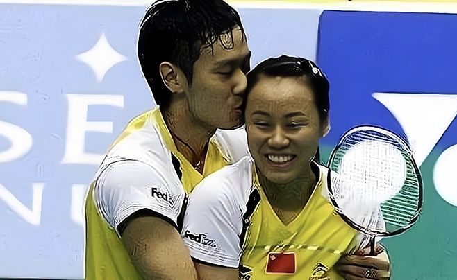 장난이 전 연인인 자오윤레이와 포옹하고 있다