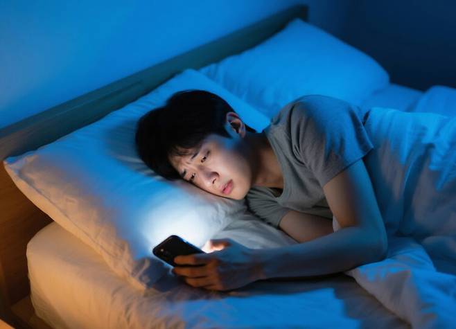 잠들기 전 휴대전화를 하는 습관은 눈 건강 등에 악영향을 미친다. 사진=클립아트코리아