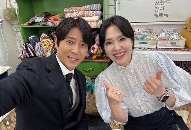 애정표현이 풍부한 최수종 하희라 부부는 동안으로 부러움을 사고 있다. 사진=하희라 SNS
