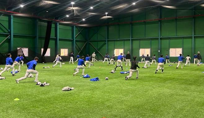 보은 인조축구장서 훈련하는 선수들. (보은군 제공. 재판매 및 DB 금지)