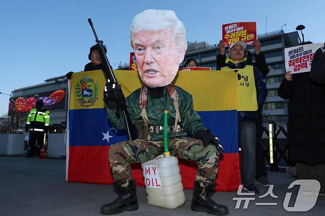 트럼프 미국 대통령 가면을 쓴 참가자가 5일 서울 종로구 주한미국대사관 앞에서 트럼프 1년 규탄 국제민중공동행동 조직위원회 주최로 열린 ‘트럼프 베네수엘라 침공 규탄 국제민중행동 긴급 기자회견'에서 포즈를 취하고 있다. 2026.1.5/뉴스1 ⓒ News1 안은나 기자