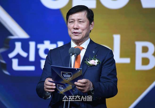 허구연 총재가 9일 서울 송파 롯데호텔 월드에서 열린 2025 KBO 골든글러브 시상식에서 인사말을 하고 있다. 사진 | 최승섭기자 thunder@sportsseoul.com