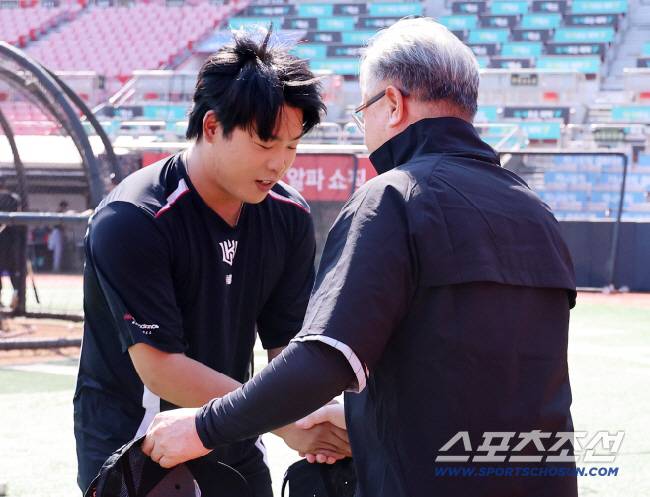 4일 수원 KT위즈파크. 한화의 새 사령탑 김경문 감독이 KT 강백호와 인사하고 있다. 수원=정재근 기자 cjg@sportschosun.com/2024.6.4/