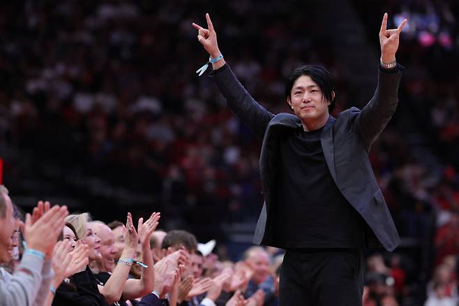 휴스턴 애스트로스에 입단한 이마이가 같은 지역 연고팀인 프로농구 휴스턴 로켓츠 경기장을 찾았다. 관중들의 환호에 답하는 이마이. AFP연합뉴스