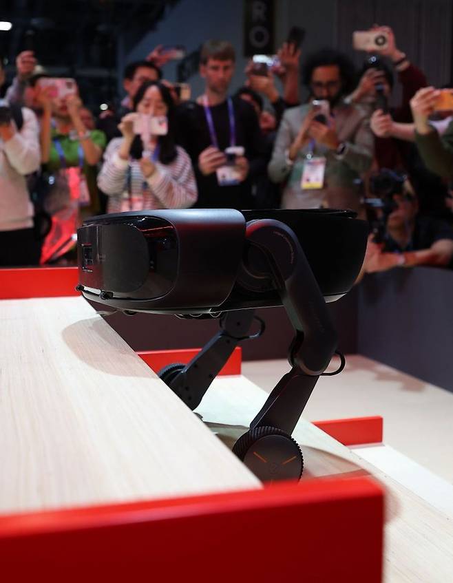 CES 개막 2일째인 7일(현지시간) 미국 네바다주 라스베이거스 베네시안 컨벤션센터의 로보락 부스에서 로봇청소기가 계단을 오르고 있다. 연합뉴스