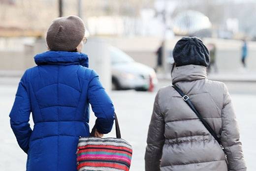 전국 한파 주의…강풍 조심 [내일날씨]=금요일인 내일(9일) 날씨는 중부지방은 대체로 흐리겠고, 남부지방과 제주도는 대체로 맑다가 오후부터 차차 흐려지겠다. 아침 최저기온은 -11~-2℃, 낮 최고기온은 3~10℃가 되겠다.새벽(00~06시)부터 밤(18~24시) 사이 중부지방(강원 동해안 제외)에 0.1mm 미만의 빗방울이 떨어지거나 0.1cm 미만의 눈이 날리는 곳이 있겠다. 밤(18~24시)부터 경기 북동부와 강원 내륙 산지에 비 또는 눈이 내리기 시작하겠다. 전국 대부분 지역의 아침 기온이 -5℃ 이하(일부 내륙 -10℃ 안팎)가 되겠고, 바람도 약간 강하게 불어 체감온도는 더욱 낮아 매우 춥겠으니, 한파 영향 예보(11시 30분 발표)와 앞으로 발표하는 최신 기상정보를 참고하여, 다음과 같은 사항에 각별히 유의하기 바란다. ⓒbnt뉴스: 오늘날씨, 내일날씨, 주간날씨 예보&nbsp;