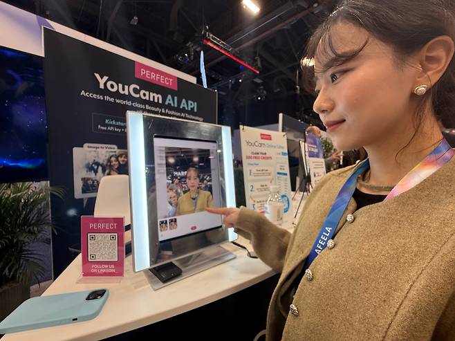 6일(현지 시각) 오후 미 라스베이거스 컨벤션센터(LVCC) 센트럴홀의 '퍼펙트 코퍼레이션' 부스에서 본지 기자가 AI에이전트에게 '퍼스널 컬러' 진단을 받고 있다. /강다은 기자