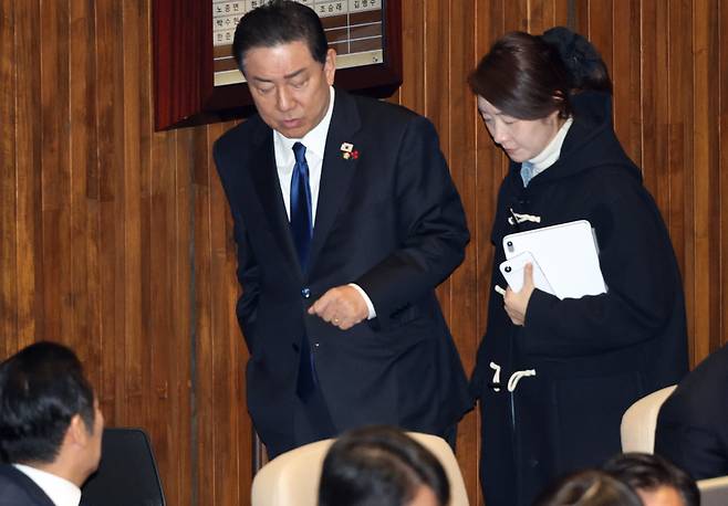 지난해 12월 24일 서울 여의도 국회에서 열린 제430회국회(임시회) 제2차 본회의에서 더불어민주당 김병기 당시 원내대표와 강선우 의원(현재 민주당 탈당, 무소속)이 대화를 나누며 발걸음을 옮기고 있다. 왼쪽 아래는 이들을 바라보는 정청래 대표. /뉴스1