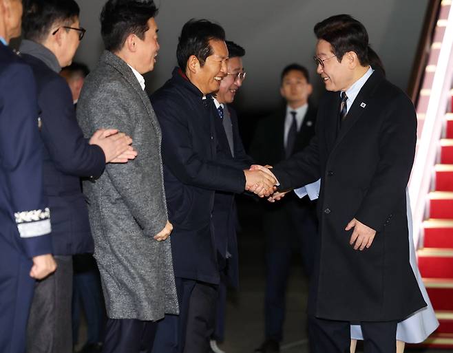 중국 국빈방문 일정을 마치고 귀국한 이재명 대통령이 7일 성남 서울공항에서 환영나온 더불어민주당 정청래 대표와 인사하고 있다. /연합뉴스