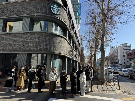 8일 오후 성심당 입장을 기다리는 시민들의 대기 줄이 인근 가게까지 길게 이어진 모습. 이다온 기자