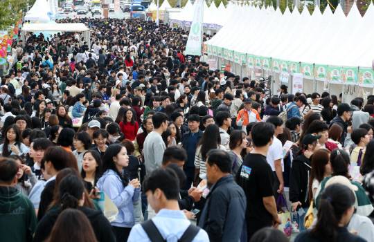 지난해 열린 '2025 대전 빵축제'가 전국 각지에서 몰려온 인파로 거리가 인산인해를 이루고 있다. 대전일보DB