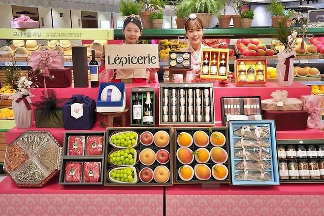 모델들이 서울시 송파구 잠실동에 위치한 롯데백화점 잠실점 식품관에서 설 선물 세트를 홍보하고 있다.ⓒ롯데백화점