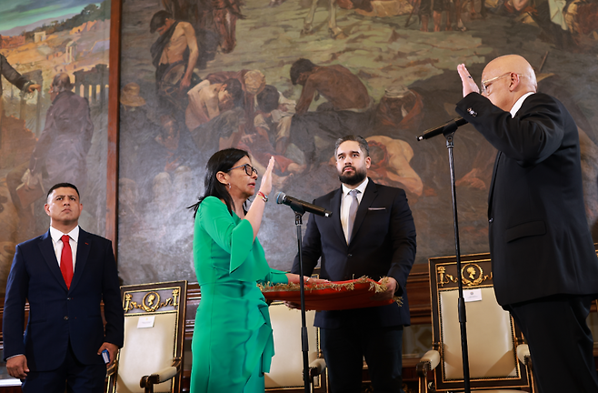 1월 5일 임시 대통령으로 지명된 델시 로드리게스가 카라카스 국회에서 취임 선서를 하고 있다. AP 뉴시스