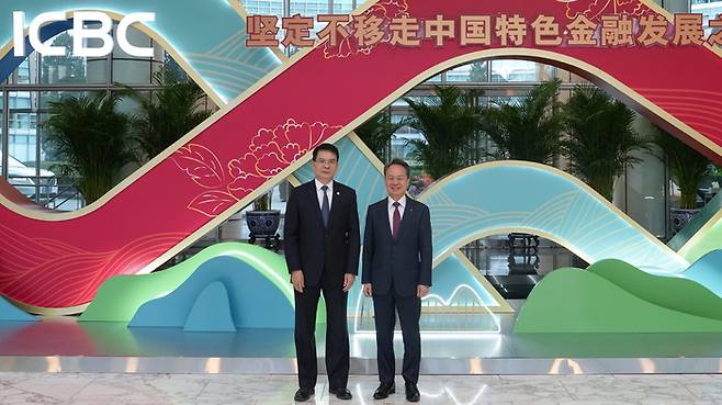 신한금융그룹은 진옥동 회장이 지난 5일 중국공상은행(ICBC)과 면담을 갖고, 글로벌 금융시장 변동성 확대에 대응한 협력 구조 고도화 및 중장기 금융 협력 방향을 논의했다고 8일 밝혔다. 이날 면담을 가진 (사진 오른쪽)진옥동 신한금융그룹 회장과 랴오 린 ICBC 회장이 기념촬영을 하고 있다.  사진제공=신한금융
