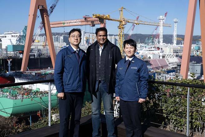 최한내 HD한국조선해양 기획부문장(왼쪽 첫번째)이 8일 HD현대중공업을 방문한 라자 인도 타밀나두주 산업부 장관(왼쪽 두번째)과 조선소 야드와 선박 건조 현장을 참관한 뒤 기념촬영을 하고 있다. HD현대 제공