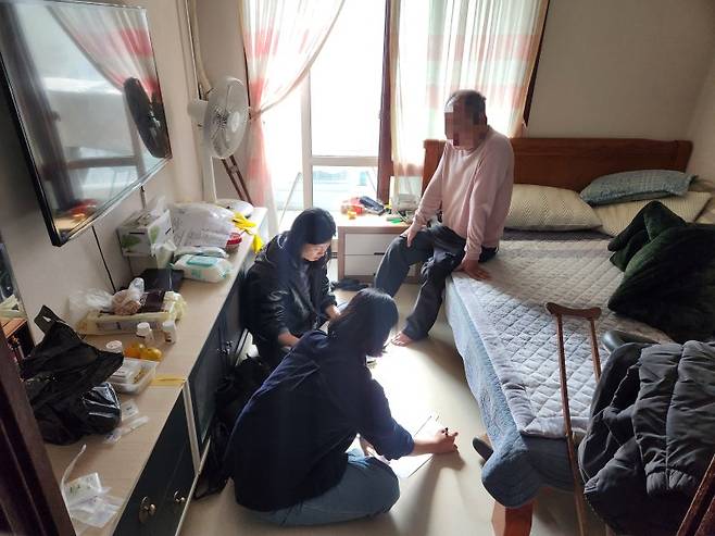 노인과 장애인들의 의료·요양을 한 번에 책임지는 통합돌봄이 오는 3월 27일부터 전국에서 동시에 시행된다. 사진은 울산 남구의 통합돌봄 담당자들이 통합돌봄 대상자의 가정을 방문해 현장 조사를 진행하는 모습. 울산 남구 제공