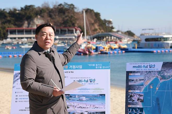 김종훈 울산 동구청장이 8일 일산해수욕장에서 해양수산부 국가 공모사업인 해양레저관광 거점 사업의 추진 방향을 설명하고 있다. 일산해수욕장 일원에는 다이빙풀, 실내 서핑장, 인피니티풀, 레저체험장, 요트 게류시설 등 다양한 해양레저관광 시설이 들어설 전망이다. 울산 동구 제공