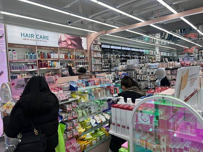 8일 오전 서울 마포구의 다이소 홍대2호점 코스메틱 코너에서 고객들이 화장품을 살펴보고 있다. 사진=김현지 기자
