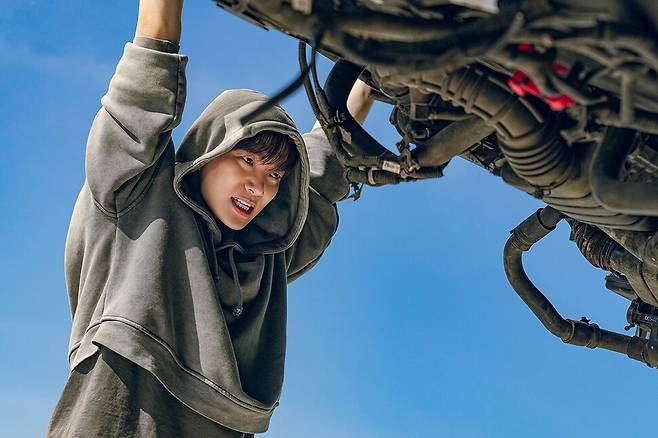 소지한 현금만큼만 힘이 강해지고 힘을 쓰면 돈이 사라지는 한국형 히어로 강상웅. 넷플릭스 제공