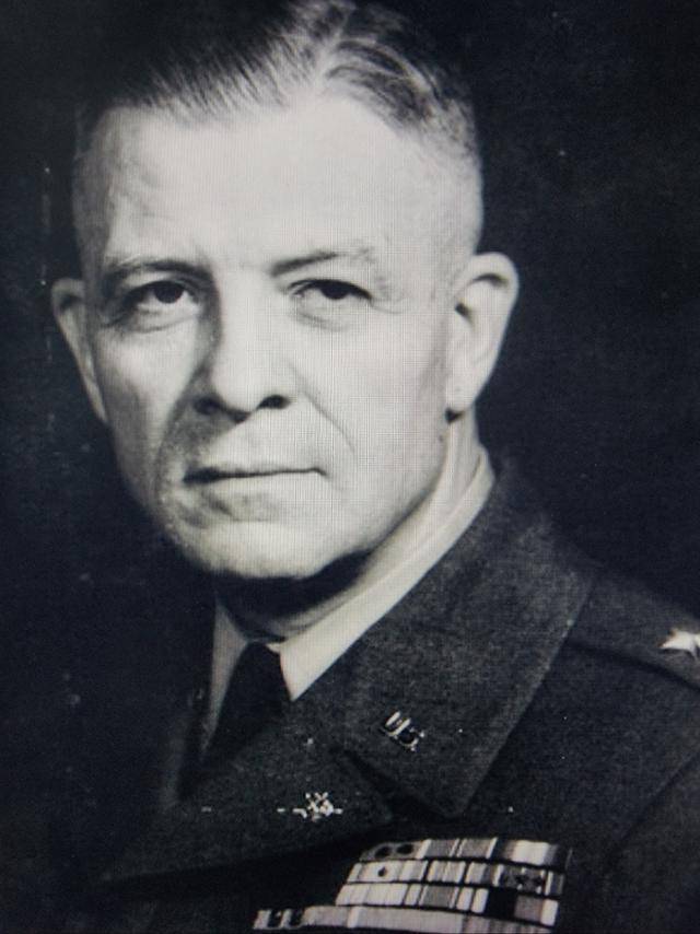 한국전쟁 후반기 미 제2군수사령관으로 재직한 리처드 위트컴 준장.