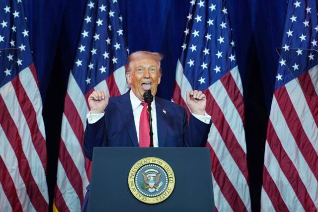 도널드 트럼프 대통령이 6일 워싱턴의 트럼프-케네디센터에서 열린 연방 하원 공화당 의원 연례 정책 워크숍에서 익살스러운 표정으로 연설하고 있다. 워싱턴=AP 뉴시스