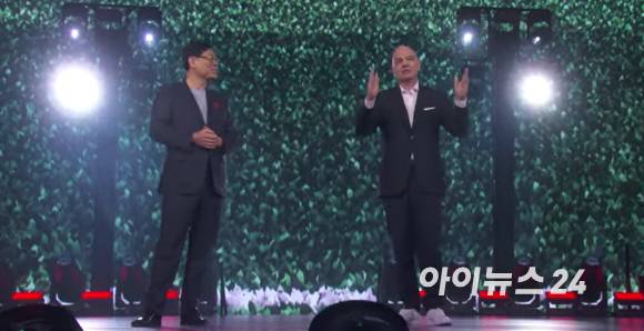 FIFA President Gianni Infantino (right) stands on stage for Lenovo Chairman Yang Yuanqing's keynote speech held at the Las Vegas Sphere on the 6th (local time) and announces collaboration between the two sides. [사진=박지은 기자]
