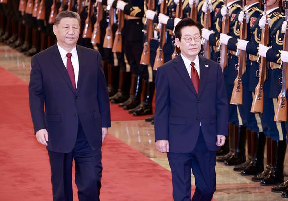 이재명 대통령과 시진핑 중국 국가주석이 지난 5일 베이징 인민대회당에서 열린 이 대통령 공식환영식에서 의장대를 사열하고 있다. [사진=연합뉴스]