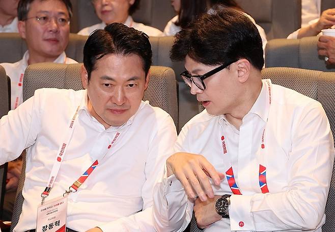 국민의힘 한동훈 대표와 장동혁 의원(왼쪽)이 지난 2024년 8월 29일 오후 인천 영종도 인천국제공항공사 인재개발원에서 열린 국회의원 연찬회에서 대화하고 있다. 2024.8.29 [사진=연합뉴스]